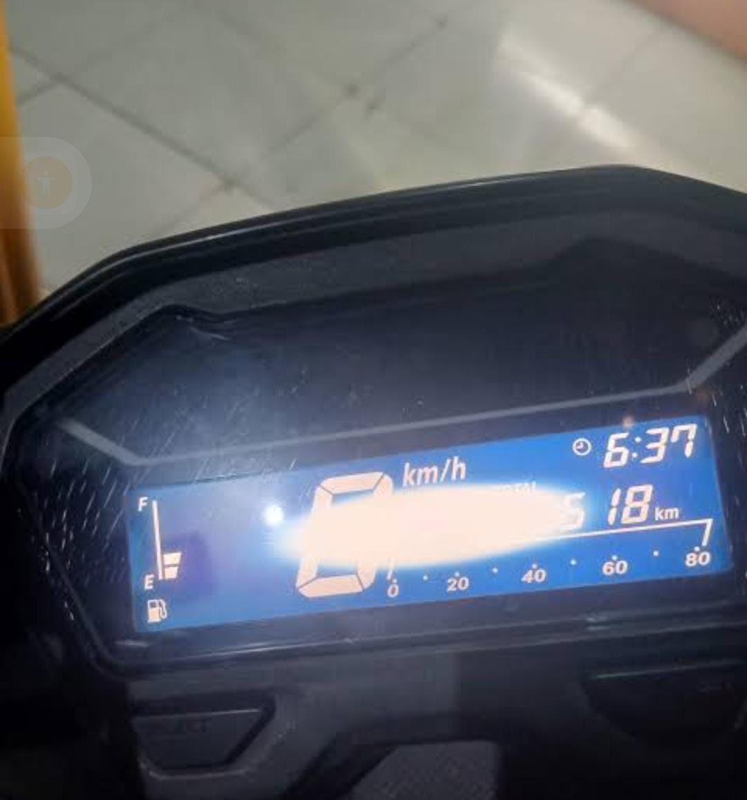 Ilustrasi Layar Speedometer Digital Sunburn dan Buram: Penyebab serta Panduan Ganti Polarizer